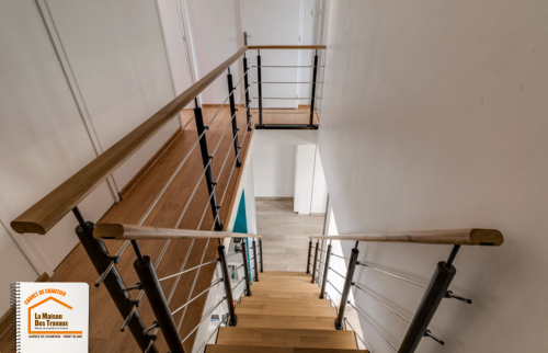 structure escalier métal noir, escalier bois massif sur-mesure, rénovation intérieure Sallanches, aménagement duplex design, menuisier Sallanches