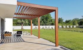 Pose d'une pergola bioclimatique sur une terrasse - Solliès-Toucas 83210