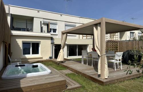 Aménagement de Jardin Cocooning avec Jacuzzi et Pergola