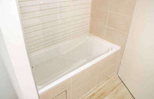 Baignoire neuve et faïence de qualité