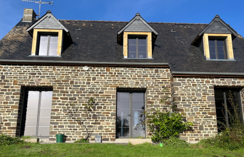 Création de lucarnes et rénovation de l'entrée extérieure d'une maison aux alentours d'Avranches 50300 (avant/après)