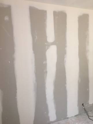 Pose de placo BA13 sur murs d'appartement en rénovation - Nantes 44