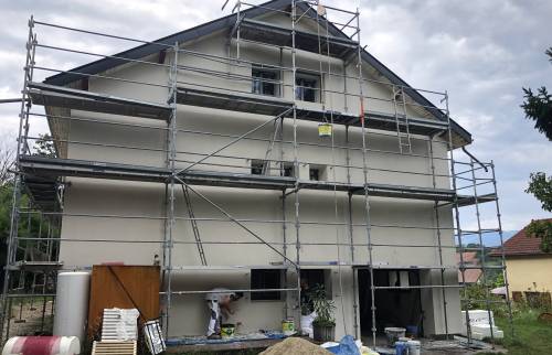 chantier en cours, avec les échafaudages