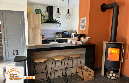 cuisine moderne ouverte, aménagement cuisine sur-mesure, pose cuisine équipée, rénovation cuisine haut de gamme, cuisine îlot central