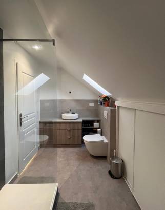 Vue d'ensemble de la première salle de bain