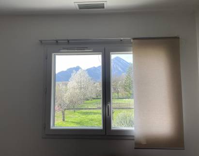 Dans les chambres, une grille discrète et silencieuse au dessus des fenêtres