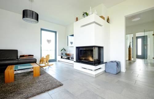 Salon moderne avec cheminée et sol carrelé après rénovation complète d’une maison à Mantes-la-Jolie
