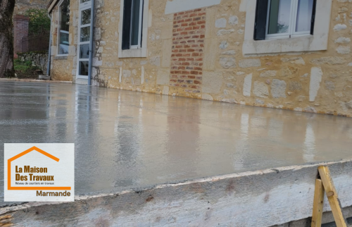 Drain terrasse et protection des murs avec membrane alvéolaire : travaux extérieurs réalisés proche de Fumel sous la coordination de Sandrine Férin, experte en rénovation à Marmande.