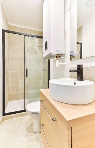 Salle de bain avec chauffe-eau électrique nouvelle génération