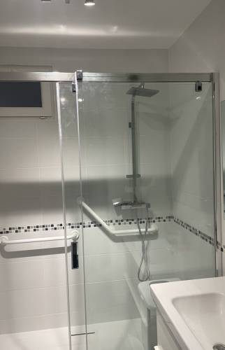 salle de bain pour une personne à mobilité réduite