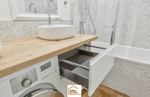 Meuble sur mesure dans une salle de bain rénovée