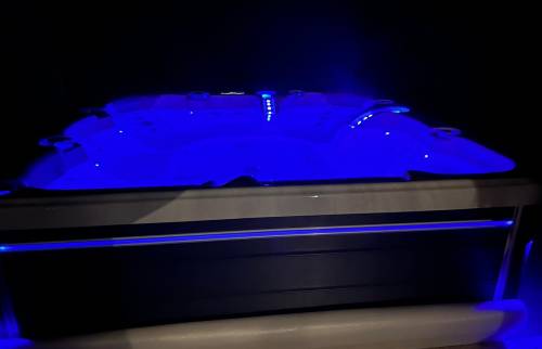 SPA de nuit lumière bleu foncé