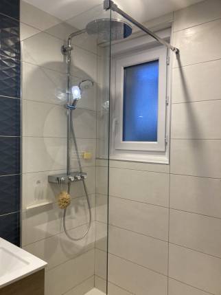 Salles d'eau en bleu, villa située dans les monts d'or