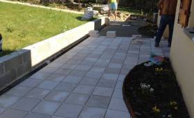 Terrasse pavée sous le soleil Bordelais 