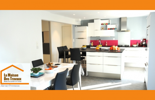 Cuisine ouverte rénovée avec îlot central et crédence colorée, projet conduit par Laurent Nemer à Venelles pour La Maison Des Travaux.