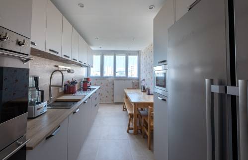 Cuisine entièrement rénovée qui donne la pêche ! Appartement situé à Cailloux sur Fontaines 