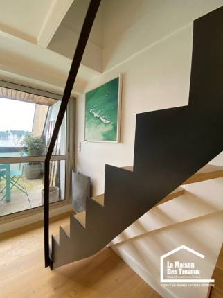 Pose d'un escalier en métal La Maison des Travaux Vannes-Sarzeau-Pénestin