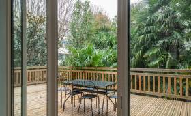 Terrasse en bois élégante et verdoyante à Paris 8e
