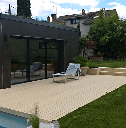 plage de piscine en bois