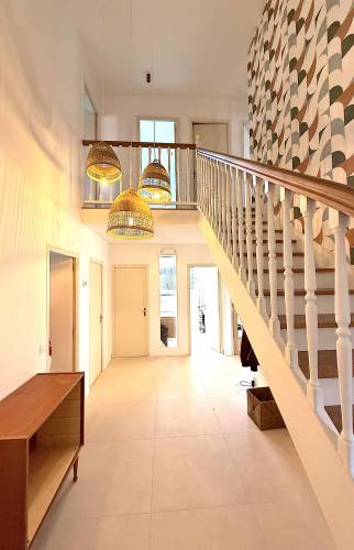 Rénovation d’une entrée : une transformation complète pour valoriser l’arrivée dans la maison après