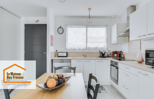 Cuisine rénovée 🍽️ : Une cuisine moderne et fonctionnelle avec des rangements optimisés, des équipements intégrés et une belle luminosité naturelle.