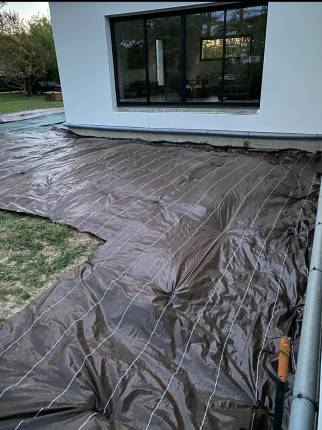 Pose d'un géotextile avant construction d'une terrasse bois - Montauban 82000