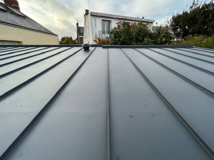 Toiture en zinc quartz joint debout sur une extension de maison - Nantes 44000