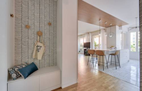 Peintures, papier peint et crédence en marbre