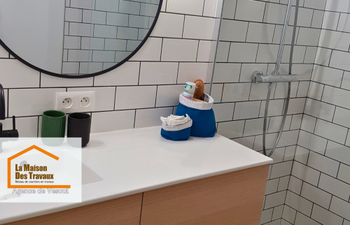 La première image montre une salle de bain moderne avec un lavabo blanc, des accessoires de bain sur le comptoir et un grand miroir rond