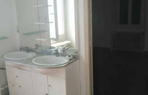 Meuble vasque avant rénovation