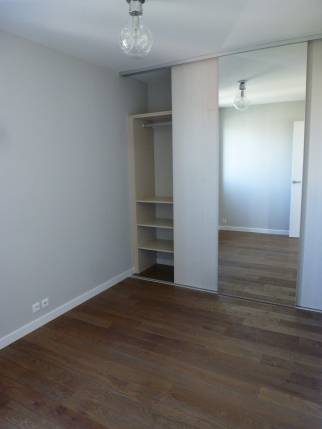 Aménagement de chambre avec placard haut