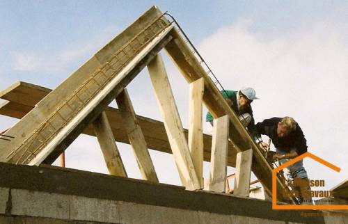 reforcement en bois du corps de la lucarne