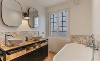 Rénovation générale salle de bain avec nouvelle VMC, baignoire sur pieds chromés et sol en carrelage façon parquet chevrons à Voulangis (77580)