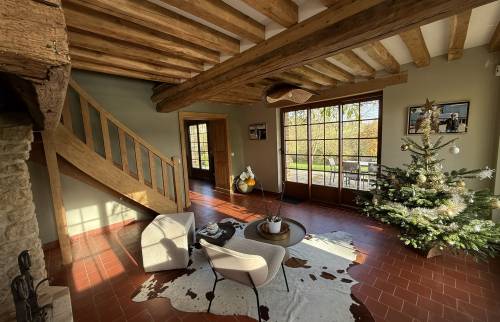 Baie vitrée dans le salon donnant sur le jardin