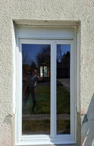 Transformation d’une fenêtre en porte-fenêtre avec volet roulant près de Troyes après travaux