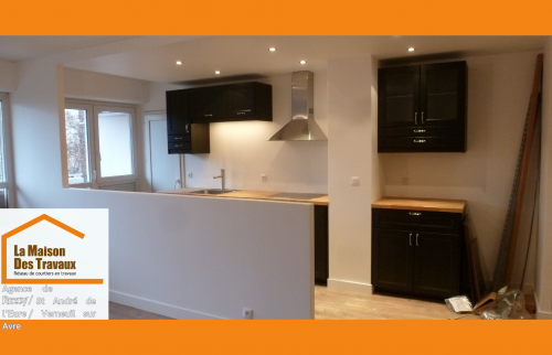 Un espace de vie transformé à Anet : volumes redessinés, sol chaleureux et lumière naturelle pour un intérieur plus fluide.