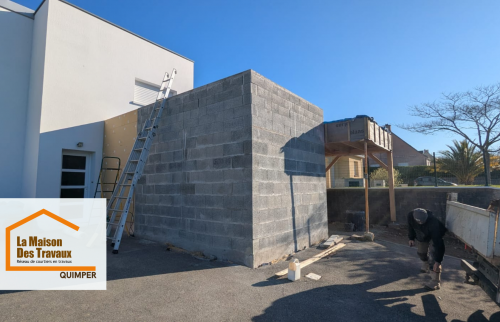 👉 Extension de maison à Plonéis : maçonnerie, charpente et ITE terminées. Le chantier avance avec l’étanchéité de la toiture en cours.