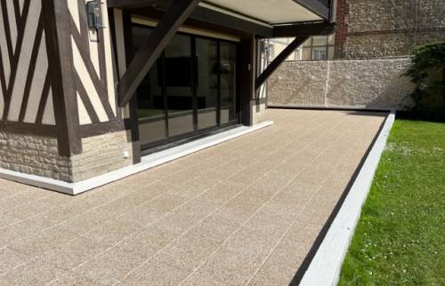 L'accès à la  terrasse depuis la maison