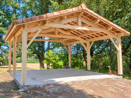 Auvent en bois de 39 m² reconstruit à Larroque-Saint-Sernin après la chute d’un arbre lors d’une tempête.