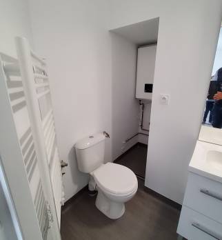 coin WC dans la salle de bain et chauffe eau électrique extraplat