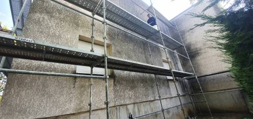 Travaux de nettoyage de façade sur locaux professionnels en cours - Brie-Comte-Robert 77170