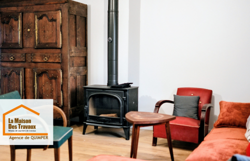 Rénovation de salon à Quimper : mise en valeur d’un poêle à bois, parquet et décoration chaleureuse pour un esprit maison de famille rénovée.