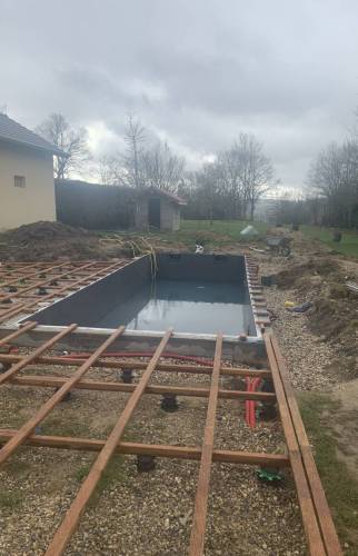 Travaux de création d'une piscine enterrée à La Côte-Saint-André avec préparation des futurs aménagements autour du bassin.