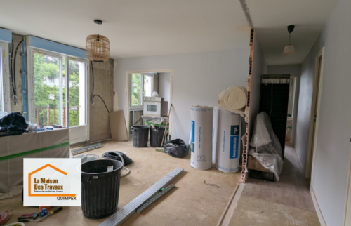 Rénovation complète d’un appartement à Quimper avec ouverture des espaces, suppression de cloisons et projection 3D immersive préparée par Lucie Pouliquen, courtière en travaux La Maison Des Travaux Quimper.
