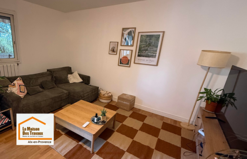     Salon entièrement rénové à Aix-en-Provence avec murs lissés, décoration moderne et ambiance chaleureuse. Une rénovation intérieure pensée pour améliorer le confort et valoriser l’espace grâce aux artisans sélectionnés 