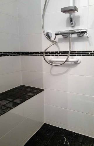 Salle de bain accessible PMR