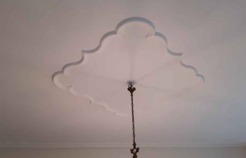 Peinture des moulures au plafond à Saint Louis