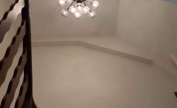 Luminaire et peinture dans la cage d'escalier à Saint Louis