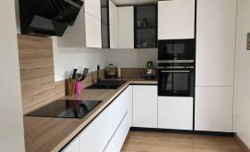 Rénovation de cuisine plan de travail bois et façades blanches