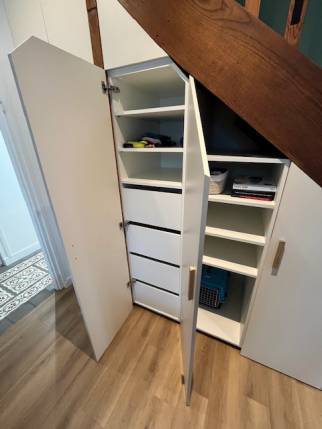 Etagères dans un placard aménagé sous l'escalier - Nantes 44